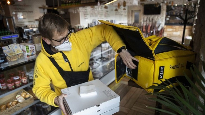 ऐसा नहीं है कि Sergey Nochovnyy को बिजनेस में कोई घाटा झेलना पड़ा या फिर बंद करने की मजबूरी आन पड़ी हो। उनका कहना है कि वो जीवन को एक नए नजरिए से देखना चाहते हैं इसलिए उन्होंने डिलिवरी बॉय बनने का तय कर लिया।ऐसा नहीं है कि Sergey Nochovnyy को बिजनेस में कोई घाटा झेलना पड़ा या फिर बंद करने की मजबूरी आन पड़ी हो। उनका कहना है कि वो जीवन को एक नए नजरिए से देखना चाहते हैं इसलिए उन्होंने डिलिवरी बॉय बनने का तय कर लिया।