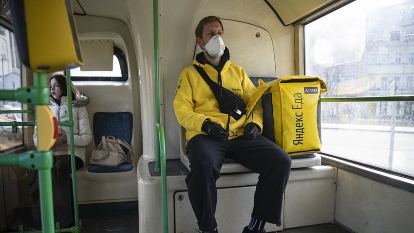 दरअसल Sergey Nochovnyy 2 मिलियन डॉलर के टर्नओवर की कंपनी को छोड़ डिलीवरी बॉय का काम कर रहे हैं। इस काम में उन्हें रोजाना 20 किमी के करीब पैदल चलना पड़ता है। कमाई के नाम पर वह एक दिन में 13 से 20 डॉलर तक कमा लेते हैं। दरअसल Sergey Nochovnyy 2 मिलियन डॉलर के टर्नओवर की कंपनी को छोड़ डिलीवरी बॉय का काम कर रहे हैं। इस काम में उन्हें रोजाना 20 किमी के करीब पैदल चलना पड़ता है। कमाई के नाम पर वह एक दिन में 13 से 20 डॉलर तक कमा लेते हैं।