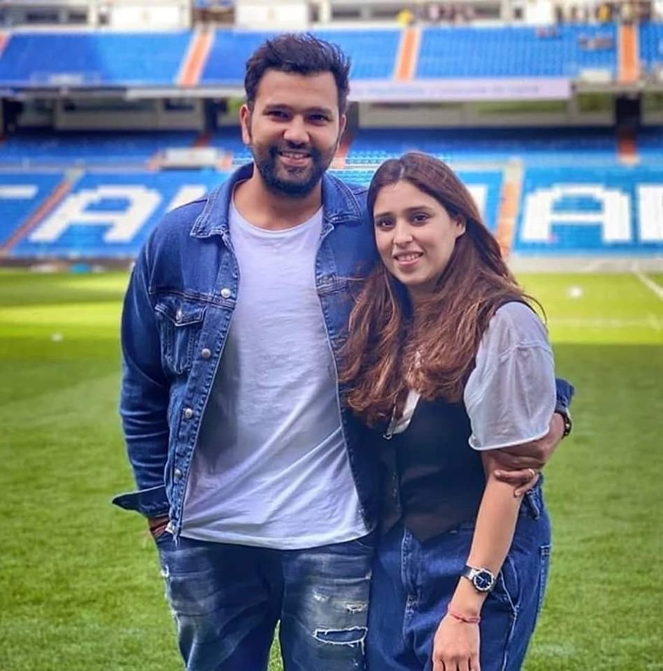 रोहित अपने बर्थडे से दो दिन पहले 28 अप्रैल के दिन रितिका को लेकर मुंबई के बोरीवली स्पोर्ट्स क्लब में गए थे।