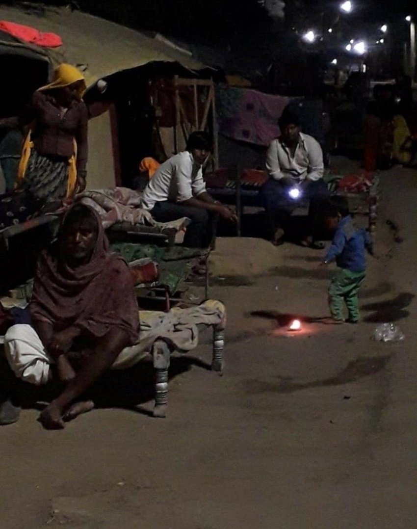 देश के हर तबके के लोगों ने पीएम की अपील का पालन किया। लोगों को उम्मीद है कि वह किसी भी हाल में कोरोना वायरस से उपजे इस मुश्किल समय से पार पा लेंगे।