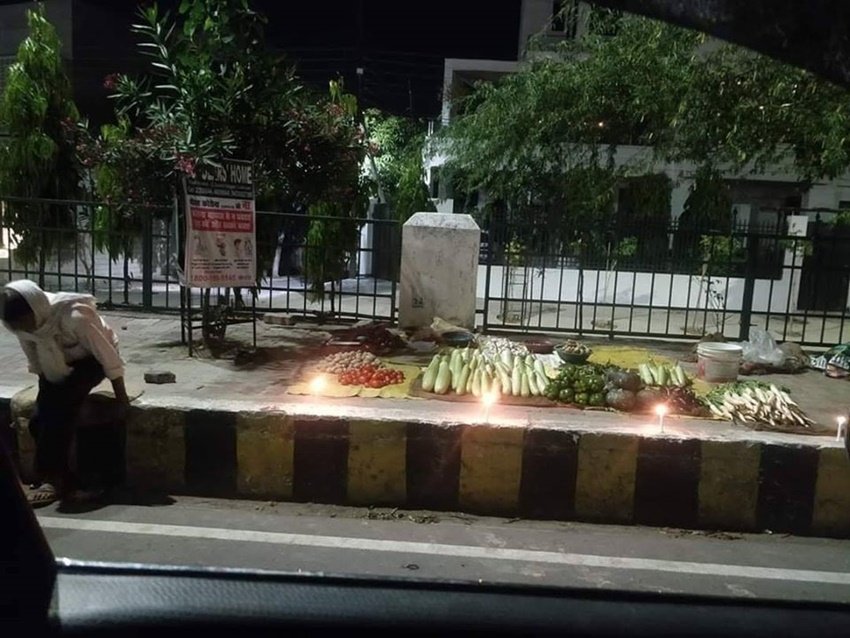 इस तस्वीर में सब्जी बेचने वाला आदमी फुटपाथ पर ही पीएम की अपील का समर्थन करते दिख रहा है।