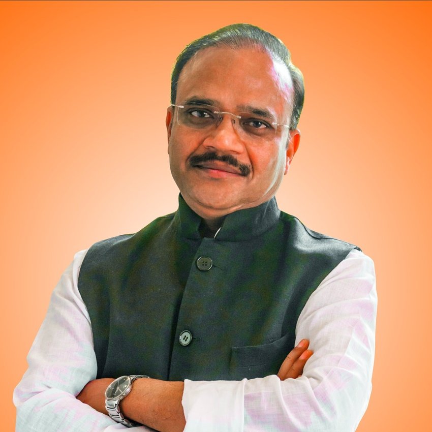 राज्यसभा में बीजेपी के सांसद अनिल जैन भी डॉक्टर रह चुके हैं। राजनीति में आने से पहले बतौर सर्जन काम किया करते थे। सांसद बनने के बाद से ही उन्होंने डॉक्टरी छोड़ दी थी। लेकिन कोरोना से फैले इस संकट की घड़ी में भी वह अपने डॉक्टरी अनुभवों का इस्तेमाल कर रहे हैं। लोगों को मेडिकल सलाह देने के साथ ही उनके इलाज की व्यवस्था भी करा रहे हैं। (Photo: Anil Jain Twitter)