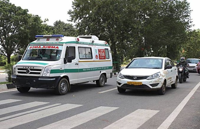 टीबी मरीज की कोरोना रिपोर्ट आई नेगेटिव, घर पहुंचाने की बजाए रोड के किनारे छोड़ गई एंबुलेंस, जांच के आदेश
