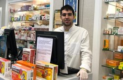 कोरोना से जंग: मां को देख फुटबॉलर ने बदला फैसला, अब खुद भी बिना मास्क के लोगों की मदद में जुटा