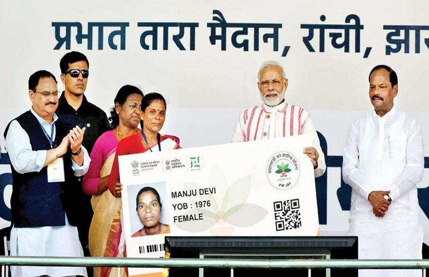 आयुष्मान योजना की लाभार्थी के साथ पीएम मोदी। (फाइल फोटो) सोर्स: PTI