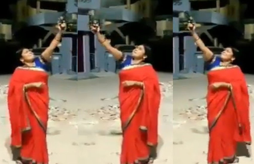 दीपदान के नाम पर बीजेपी महिला मोर्चा की बलरामपुर जिलाध्यक्ष मंजू तिवारी ने अपनी लाइसेंसी रिवॉल्वर से जमकर फायरिंग की।