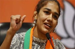 जायरा वसीम नहीं हूं, जो किसी से डरने वाली- जमातियों पर बयान दें घिरीं बबीता फोगाट का ट्रोल्स को कड़ा जवाब