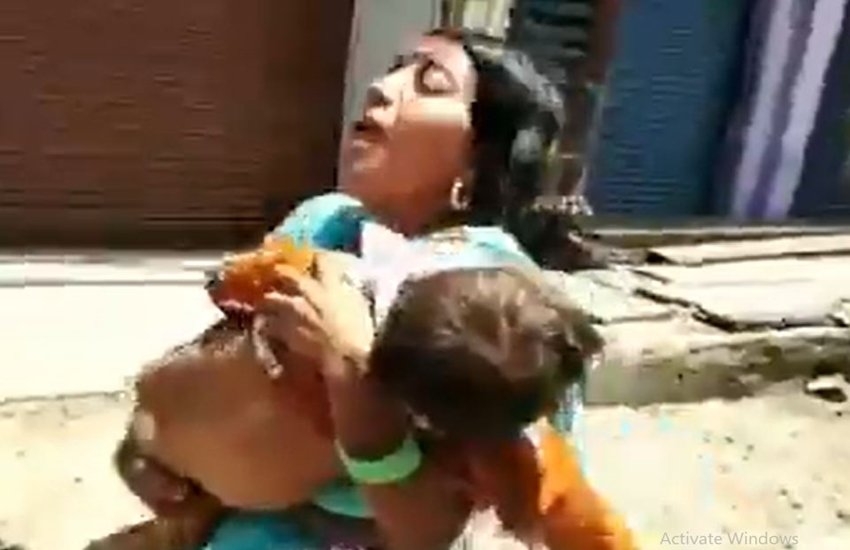 जहानाबाद में बीमार बच्चे को गोद में लेकर दौड़ती रही महिला।