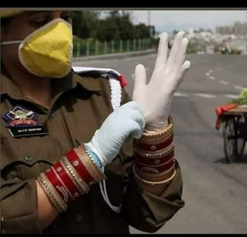 COVID 19, Coronavirus, Lockdown: कोरोना वायरस के कारण भारत की स्थिति हर बीतते दिन के साथ और खराब होती जा रही है। हर दिन इस जानलेवा कोरोना वायरस के मामले बढ़ते जा रहे हैं। 9 अप्रैल तक 5,700 से ज्यादा लोग कोरोना पॉजिटिव हैं जबकि 166 लोग इस खतरनाक वायरस से अपनी जान गंवा चुके हैं। देश के तमाम राज्यों से कोरोना संक्रमितों के मामले बढ़े हैं। कुछ बॉलीवुड सेलेब्स भी इस वायरस की चपेट में आ चुके हैं। आइए डालते हैं ऐसे ही सेलिब्रिटीज पर एक नजर: