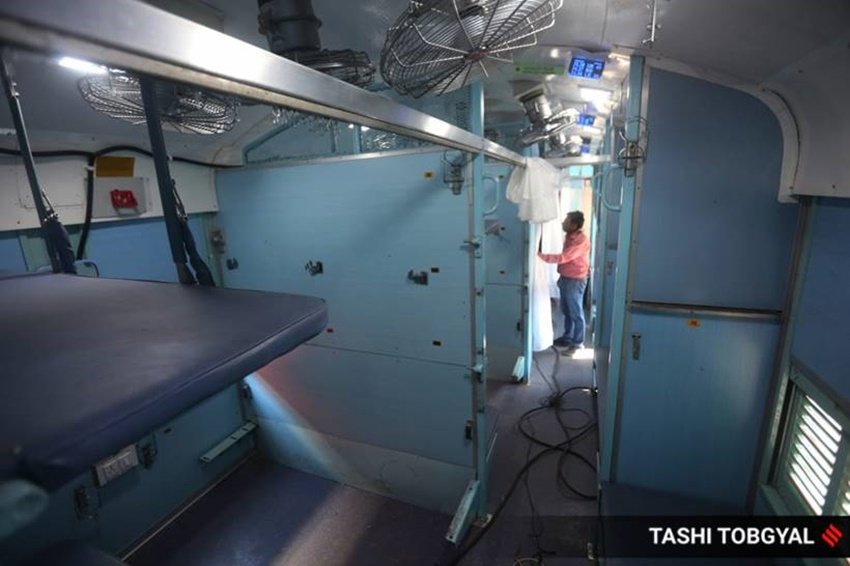 अस्पताल के वार्ड में तब्दील इन रेलवे कोच का इस्तेमाल मरीजों को क्वैरन्टाइन करने के लिए किया जाएगा। इन कोच में ही वो सारी मेडिकल सुविधाएं उपलब्ध कराई जाएंगी जो अस्पताल में कराई जाती हैं।