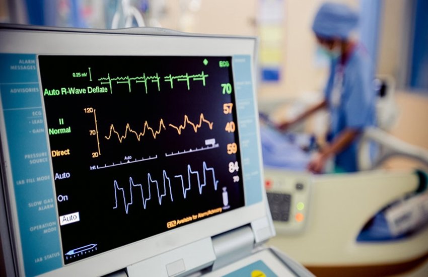 तस्वीर सर्बिया की है। यहां कोरोना मरीजों को आइसोलेट करने के मकसद से बड़ा सा हॉल तैयार किया गया है। (Reuters)