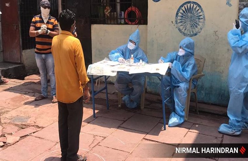 मुंबई के धारावी स्थित लेबर कैंप में लोगों के सैंपल्स इकट्ठा करने में जुटे स्वास्थ्यकर्मी (फोटो- 