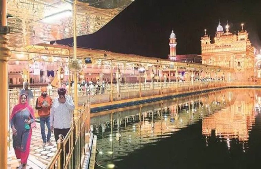 यूपी के प्रयागराज में कोरोना मरीजों के लिए ट्रेनों को आइसोलेशन वॉर्ड में तब्दील किया गया है। शुक्रवार को मॉकड्रिल करते डॉक्टर। (फोटोः पीटीआई) 