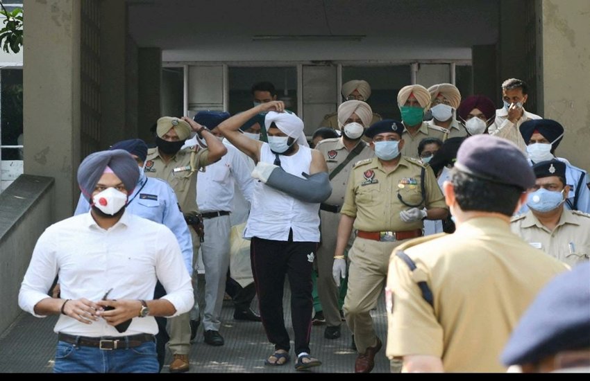 निहंगों के हमले में हाथ गंवाने वाले इलाज के बाद पीजीआई से बाहर निकलते हुए। 