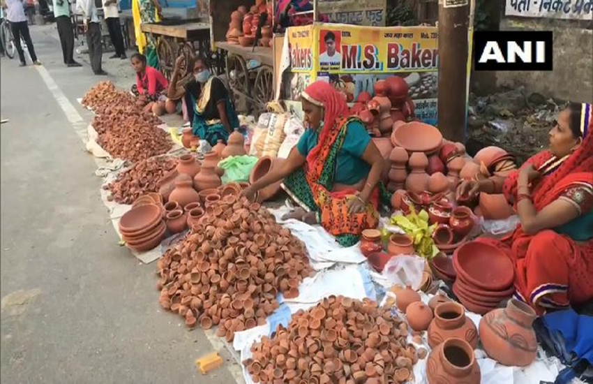 मुरादाबाद में लोग सड़क के किनारे दीपावली की तरह दीए की दुकानें सजा कर बैठे हैं। (ANI) मुरादाबाद में लोग सड़क के किनारे दीपावली की तरह दीए की दुकानें सजा कर बैठे हैं। (ANI)