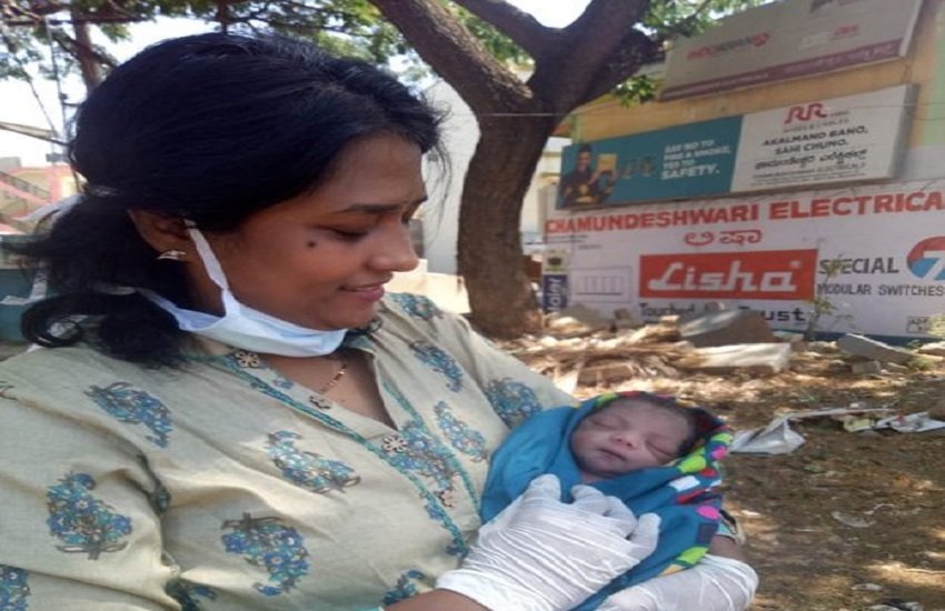 महिला ने सात किलो मीटर तक पैदल चलने के बाद दंत चिकित्सा क्लिनिक में बच्चे को जन्म दिया। (pc- ANI)
