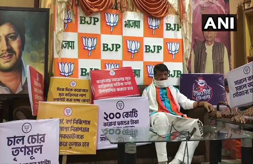 पश्चिम बंगाल पार्टी प्रभारी कैलाश विजयवर्गीय सीएम ममता बनर्जी के खिलाफ धरना-प्रदर्शन पर बैठे हैं। (pc - ANI)