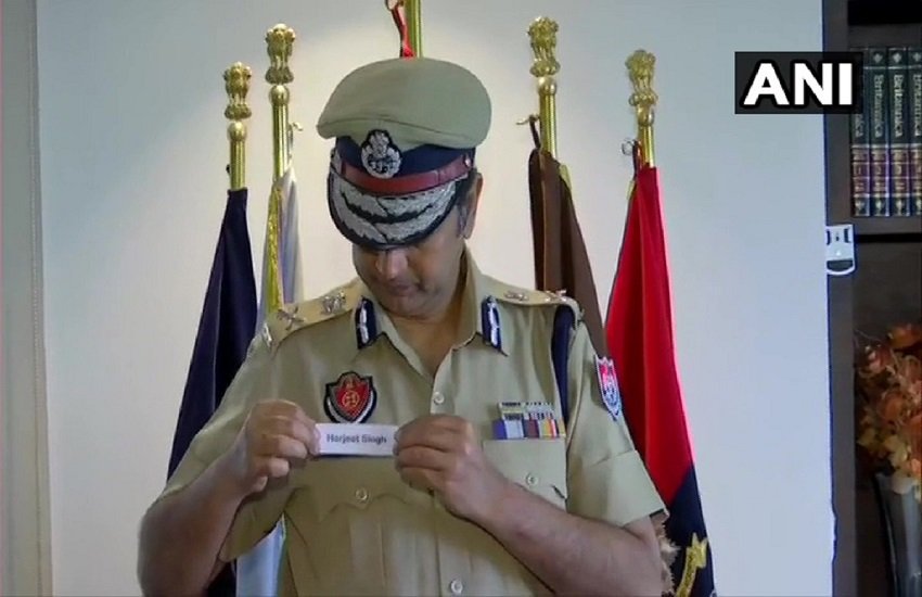 डीजीपी दिनकर गुप्ता ने हरजीत सिंह को सम्मान देने के लिए 'मैं भी हरजीत' कैंपेन चलाया है। (pc - ANI) डीजीपी दिनकर गुप्ता ने हरजीत सिंह को सम्मान देने के लिए 'मैं भी हरजीत' कैंपेन चलाया है। (pc - ANI)