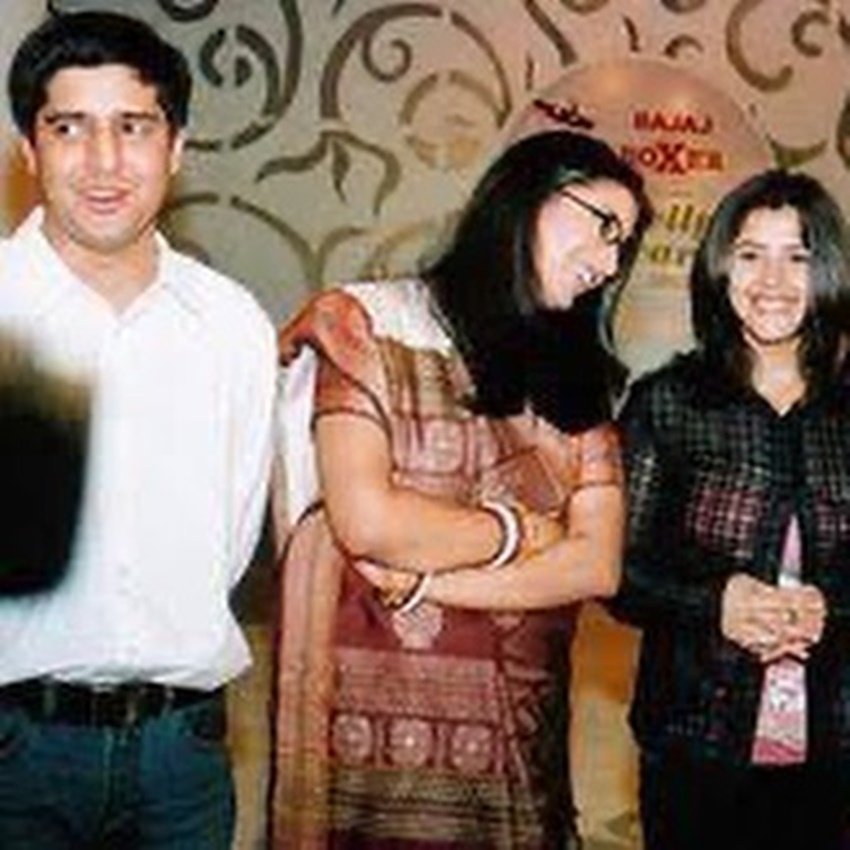 दरअसल एकता कपूर ने कुछ पुरानी तस्वीरें सोशल मीडिया में शेयर कीं। इन तस्वीरों मे स्मृति ईरानी उनके साथ नजर आ रही हैं। ये तस्वीर उस दौर की है जब स्मृति ईरानी एक्टिंग के फील्ड में सक्रीय थीं।