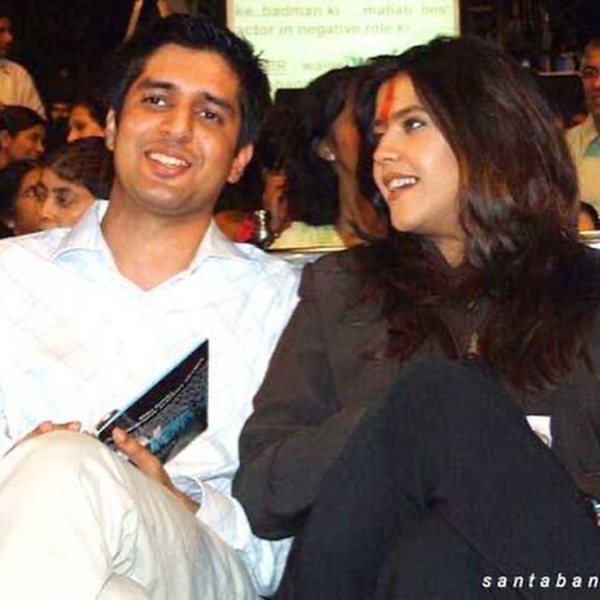 स्मृति ईरानी के साथ ही तस्वीरों में एकता के पुराने दोस्त तरुण कात्याल भी नजर आ रहे हैं।