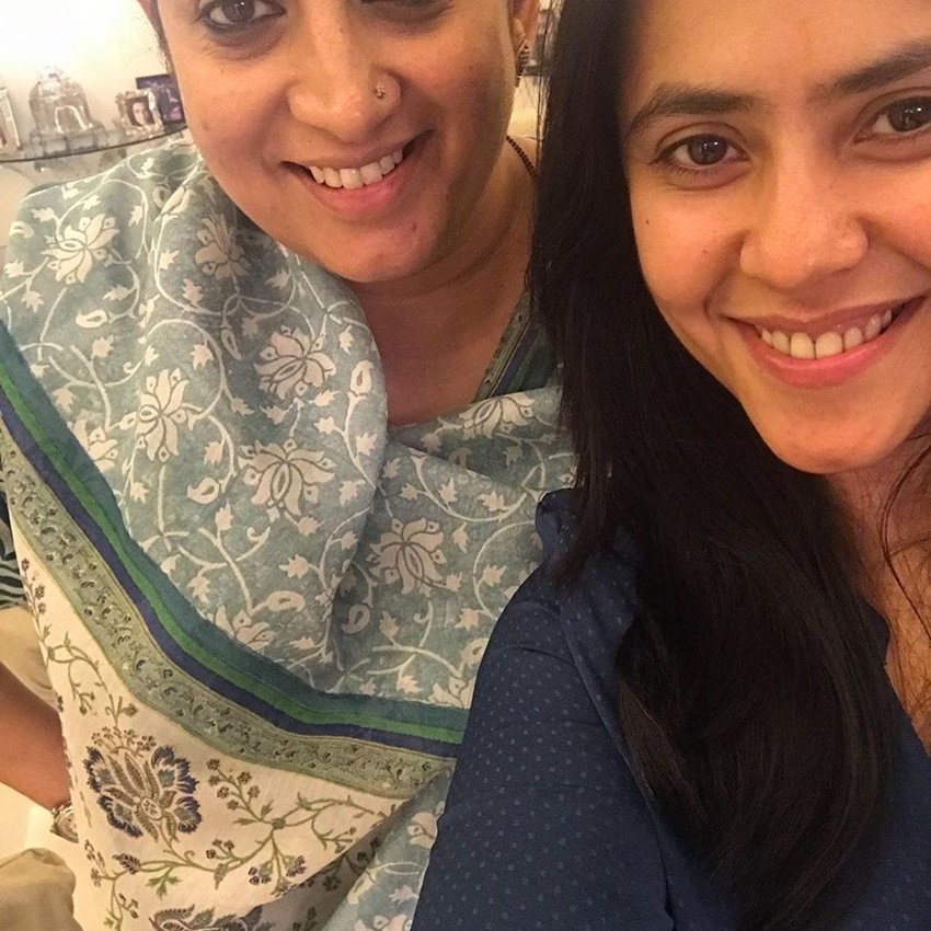 तस्वीरों के माध्यम से एकता कपूर ने बताया है कि हम तब किस तरह रहते थे और आज किस तरह हैं।