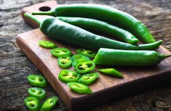 क्या आपको हरी मिर्च खाना है पसंद? पहले जान लें उनके ये साइड इफेक्ट