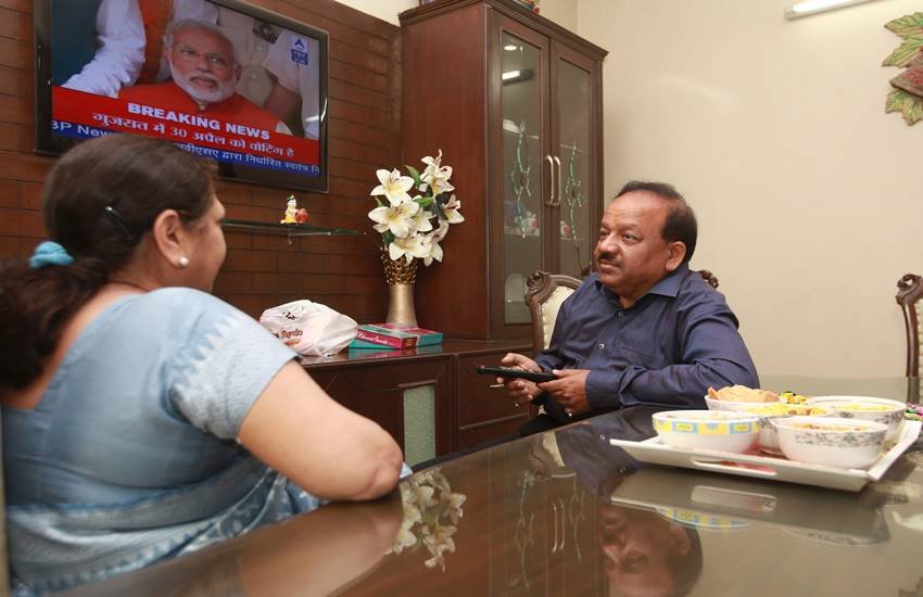 केंद्रीय स्वास्थ मंत्री डॉ. हर्षवर्धन ने दिल्ली से ही एमबीबीएस और एमडी किया है। स्वास्थ्य मंत्री होने के नाते उनपर इस समय काफी जिम्मेदारियां हैं। शायद इन्हीं व्यस्तताओं के कारण वह बतौर डॉक्टर लोगों की सेवा के लिए समय नहीं निकाल पा रहे। हालांकि बतौर स्वास्थ्य मंत्री वह देश के मौजूदा हालात में सुधार के लिए हरसंभव प्रयास कर रहे हैं। (फोटो- पीटीआई)