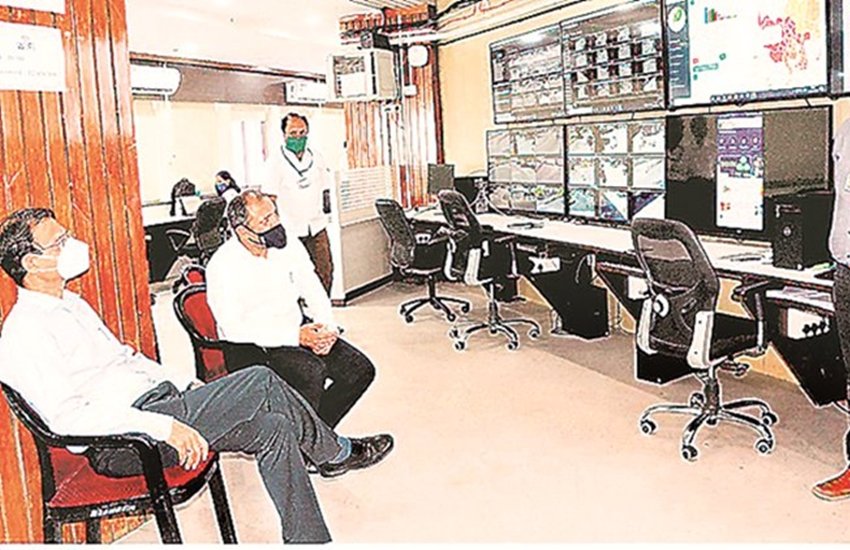 In war room 5 teams of doctors data analysts keep watch 850