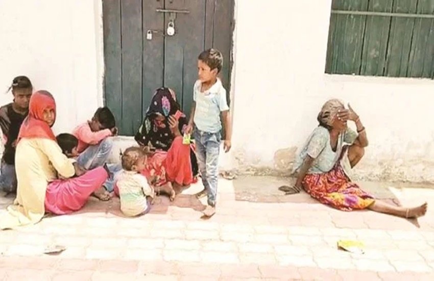 यूपी के श्रावस्ती जिले के मटखनवा गांव में रोति बिलखते इंसाफ अली के परिजन। (एक्सप्रेस फोटो) 