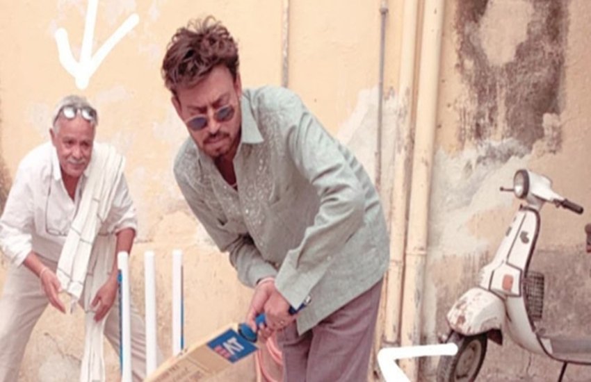 इरफान खान कुछ समय पहले फिल्म अंग्रेजी मीडियम के सेट पर मैच खेलते देखे गए थे। इरफान खान कुछ समय पहले फिल्म अंग्रेजी मीडियम के सेट पर मैच खेलते देखे गए थे।