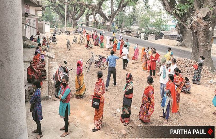 पश्चिम बंगाल के 24 परगना जिले के गायघाट में बैंक के आगे लाइन में खड़ी महिलाएं। (एक्सप्रेस फोटो- पार्थ पॉल)
