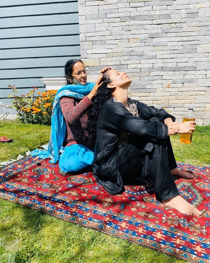इन तस्वीरों में कंगना अपनी मां से बालों में तेल लगवाती दिख रही हैं। कंगना जो तेल लगवा रही हैं वह खास आयुर्वेदिक जड़ी बूटियों से बना पहाड़ी तेल है। कंगना की बहन रंगोली चंदेल ने इन तस्वीरों को शेयर किया है।