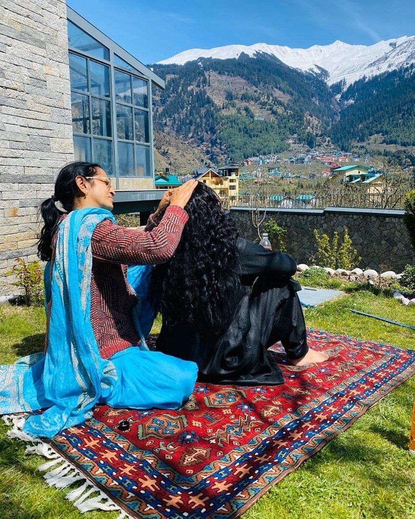 फोटोज शेयर करते हुए रंगोली ने लिखा कि कंगना इन दिनों अपने बचपन को दोबारा से जी रही हैं। फैंस को कंगना की ये सादगी काफी भा रही है।