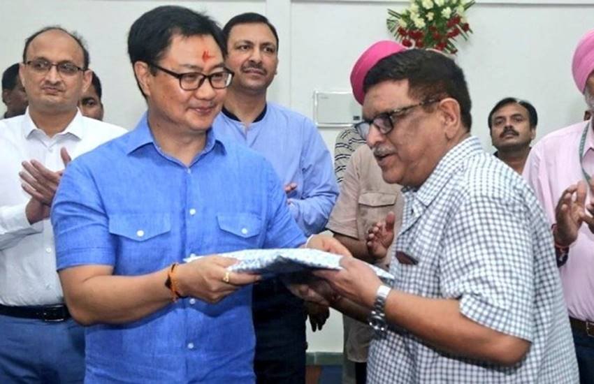 खेल मंत्री किरण रिजिजू के साथ पूर्व हॉकी खिलाड़ी अशोक दीवान। (सोर्स- सोशल मीडिया)
