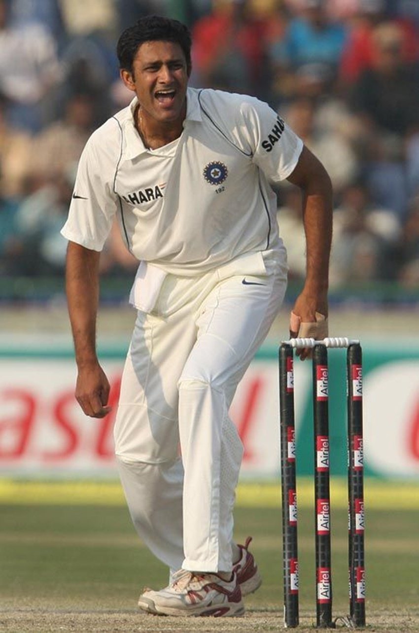 टीम इंडिया के जादुई लेग स्पिनर रहे अनिल कुंबले ने मेकैनिकल इंजीनियरिंग की पढ़ाई की है। उन्होंने बताया था कि ये डिग्री इसीलिए ली थी कि अगर क्रिकेट में कुछ नहीं कर पाया तो इंजीनियर की नौकरी तो कर ही लूंगा।