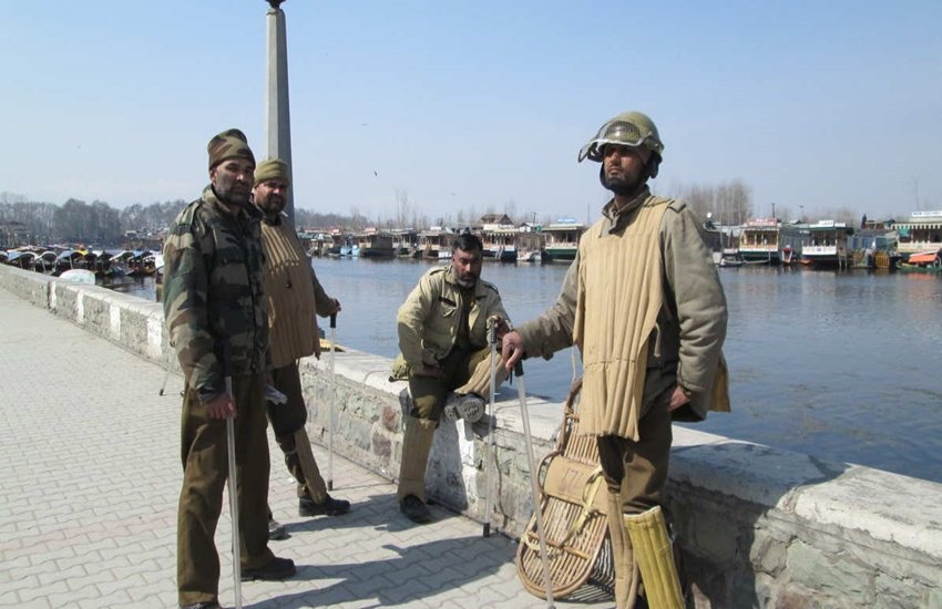 जम्मू-कश्मीर पुलिस ने इससे पहले हिंदू अखबार के पत्रकार को भी पूछताछ के लिए बुलाया था। 