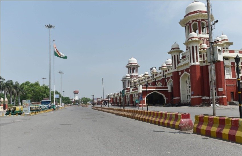 लॉकडाउन के दौरान लखनऊ में चारबाग स्टेशन के आसपास कुछ इस तरह सन्नाटा पसरा रहा।