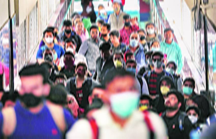 दिल्ली के मंडोली एकांतवास में अव्यवस्था के बीच रखे गए कोरोना के संदिग्ध लोग।