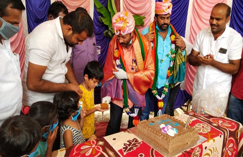 अपने जन्मदिन पर केक काटने के दौरान भाजपा विधायक एम जयराम। (फोटो- एएनआई)