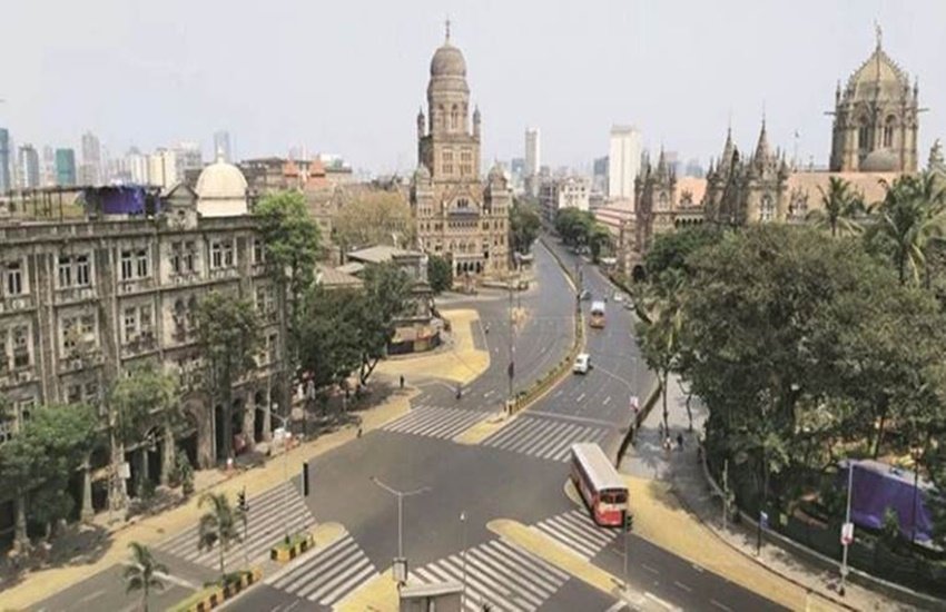 लॉकडाउन के दौरान वीरान पड़ी मुंबई की एक सड़क। (एक्सप्रेस फोटो)