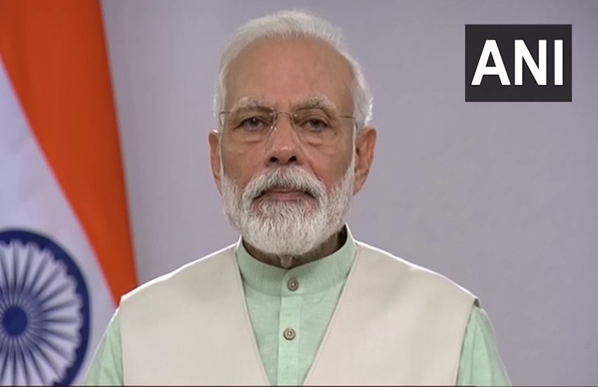 कोरोना वायरस (Coronavirus) से फैली महामारी के बीच पीएम नरेंद्र मोदी (Narendra Modi) ने देशवासियों से आग्रह किया था कि हर कोई 5 अप्रैल को रात में 9 बजे 9 मिनट के लिए दिया, मोमबत्ती या फिर मोबाइल की फ्लैशलाइट जलाकर इस मुश्किल घड़ी में एकजुटता का प्रदर्शन करे। लोगों ने पीएम की अपील पर अमल भी किया। रविवार रात 9 बजे पूरा देश रोशनी से जगमगा उठा। नरेंद्र मोदी ने भी प्रधानमंत्री आवास पर दीप प्रज्जवलित किया। पीएम ने दीप जलाने की अपनी तस्वीरें ट्विटर पर शेयर कीं। पीएम की तस्वीरें सोशल मीडिया में आते ही वायरल होने लगीं।