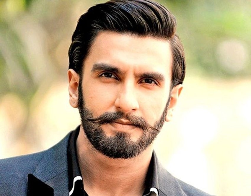 रणवीर सिंह (Ranveer Singh) बॉलीवुड के सुपरस्टार बन चुके हैं। पिछले करीब 10 सालों में ही उन्होंने वो मुकाम हासिल कर लिया है जिसे पाना हर किसी के बस की बात नहीं होती। रणवीर सिंह को लोग उनके कूल और हंसमुख स्वभाव के कारण भी काफी ज्यादा पसंद करते हैं। लेकिन क्या आपको मालूम है कि हमेशा कूल रहने वाले रणवीर सिंह एक बार एक फैन पर इतना भड़क गए कि उसकी नाक तक तोड़ डालने की बात कह डाली थी।