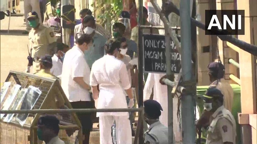 Rishi Kapoor Death: बॉलीवुड अभिनेता ऋषि कपूर के निधन से उमके परिवार पर दुखों का पहाड़ टूट पड़ा है। दिग्गज अभिनेता का शव फिलहाल मुंबई के एच एन रिलायंस अस्पताल में है। ऋषि कपूर के पार्थिव शरीर को अस्पताल से सीधे श्मशान घाट ले जाया जाएगा। परिवार के लोग ऋषि कपूर की बेटी रिद्धिमा का इंतजार कर रहे हैं।