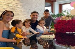 विराट कोहली के बाद इस दिग्गज फुटबॉलर की पार्टनर बनीं हेयरस्टाइलिस्ट, कहा- क्वारेंटाइन में भी STYLIST; देखें VIDEO