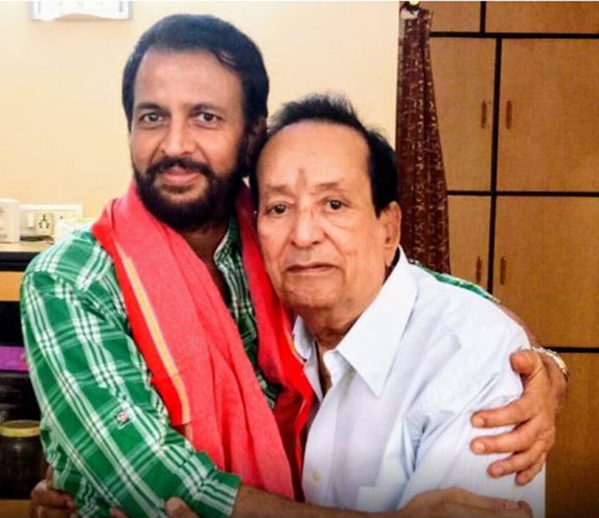 अरविंद ने साल 1991 में गुजरात के साबरकांथा लोकसभा सीट से चुनाव जीता औऱ संसद भी पहुंचे। हालांकि अरविंद त्रिवेदी का बहुत कम समय में ही राजनीति से मोहभंग हो गया और वह एक्टिंग की दुनिया में फिर से सक्रिय हो गए।