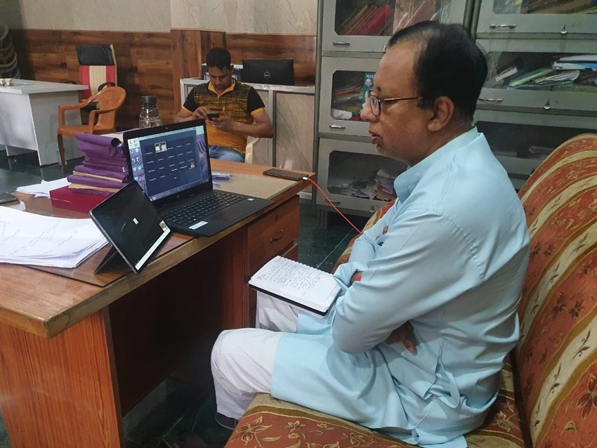 संजय जायसवाल बिहार में पश्चिमी चंपारन से बीजेपी के लोकसभा सांसद हैं। उन्होंने पटना से ही एमबीबीएस और एमडी की पढ़ाई की है। कुछ सालों तक डॉक्टरी करने के बाद उन्होंने राजनीति में आने का फैसला कर लिया। फिलहाल कोरोना से फैली महामारी के बीच वह अपने अनुभव का इस्तेमाल मरीजों की सेवा के लिए कर रहे हैं। संजय जायसवाल जरूरतमंदों को ऑनलाइन डॉक्टरी सलाह भी दे रहे हैं। (Photo: Sanjay Jaiswal Twitter)