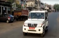 लॉकडाउन में सरकारी गाड़ी से ड्राइविंग सीखती नजर आईं SDM की पत्नी, सवाल पर बोलीं- फालतू बात मत करो