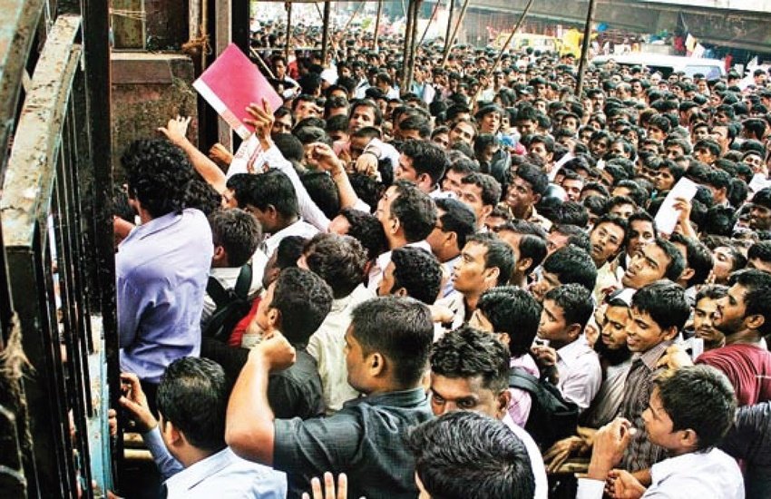 आपको बस ये ध्यान रखना है कि किसी भी सरकारी नौकरी के लिए आवेदन करने से पहले संबंधित विभाग द्वारा जारी किए गए नोटिफिकेशन को जरूर पढ़ लें।