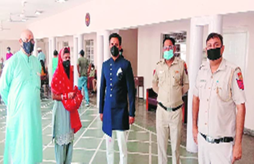 विवाह बंधन में बंधा जोड़ा पुलिसकर्मियों के साथ।