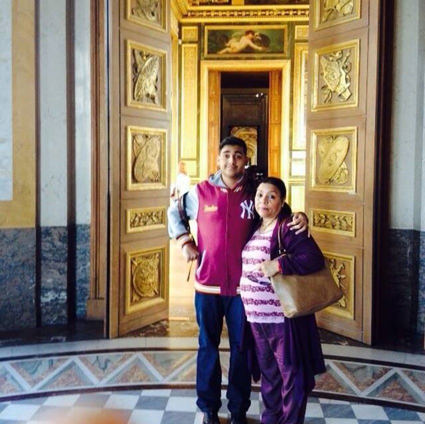 रेणु खानोलकर का 23 वर्षीय बेटा है।